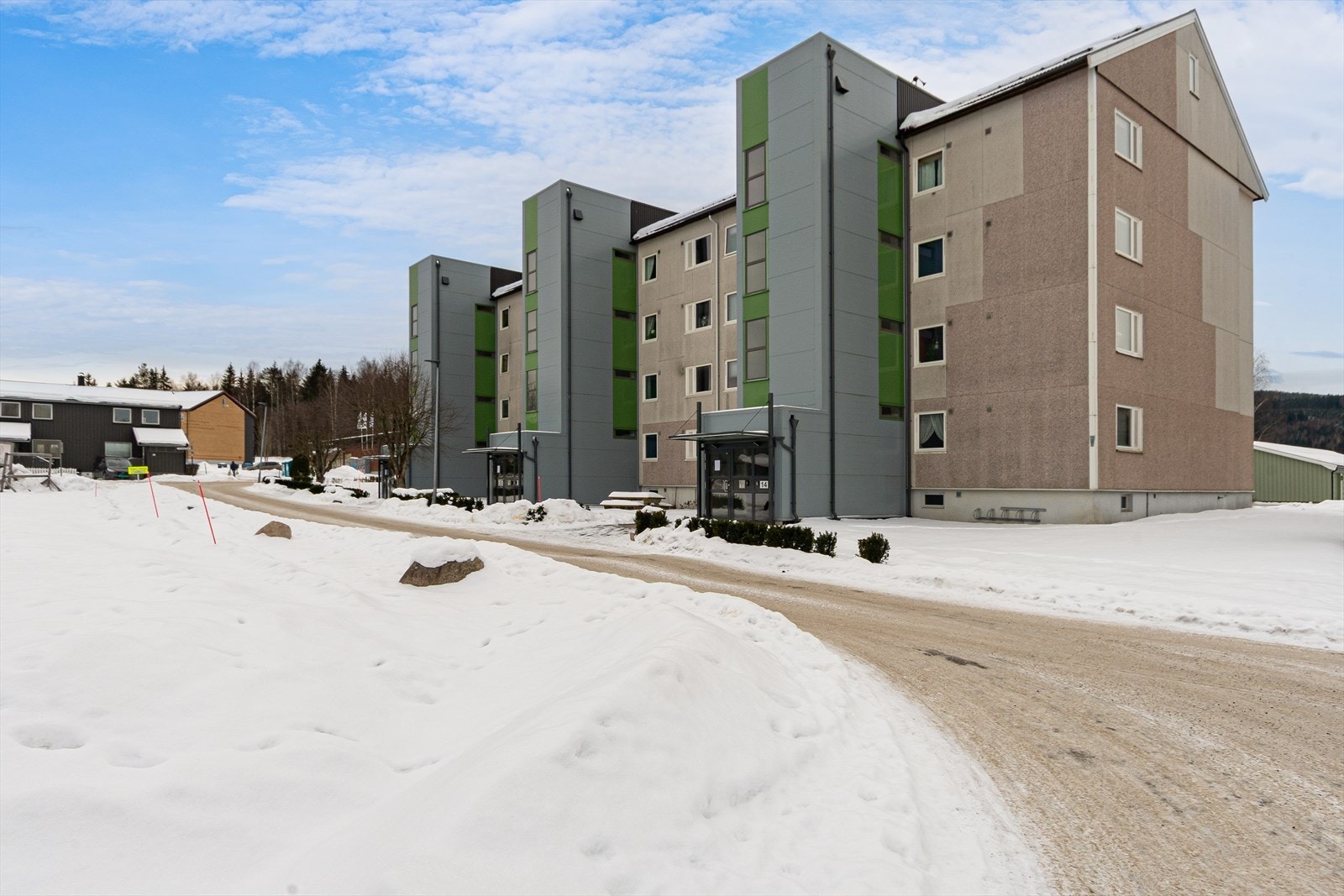 Nærmeste nabo til blokka er nærbutikken Joker, så det er ingen krise om man har glemt noe til middagslagingen! Galleribilde