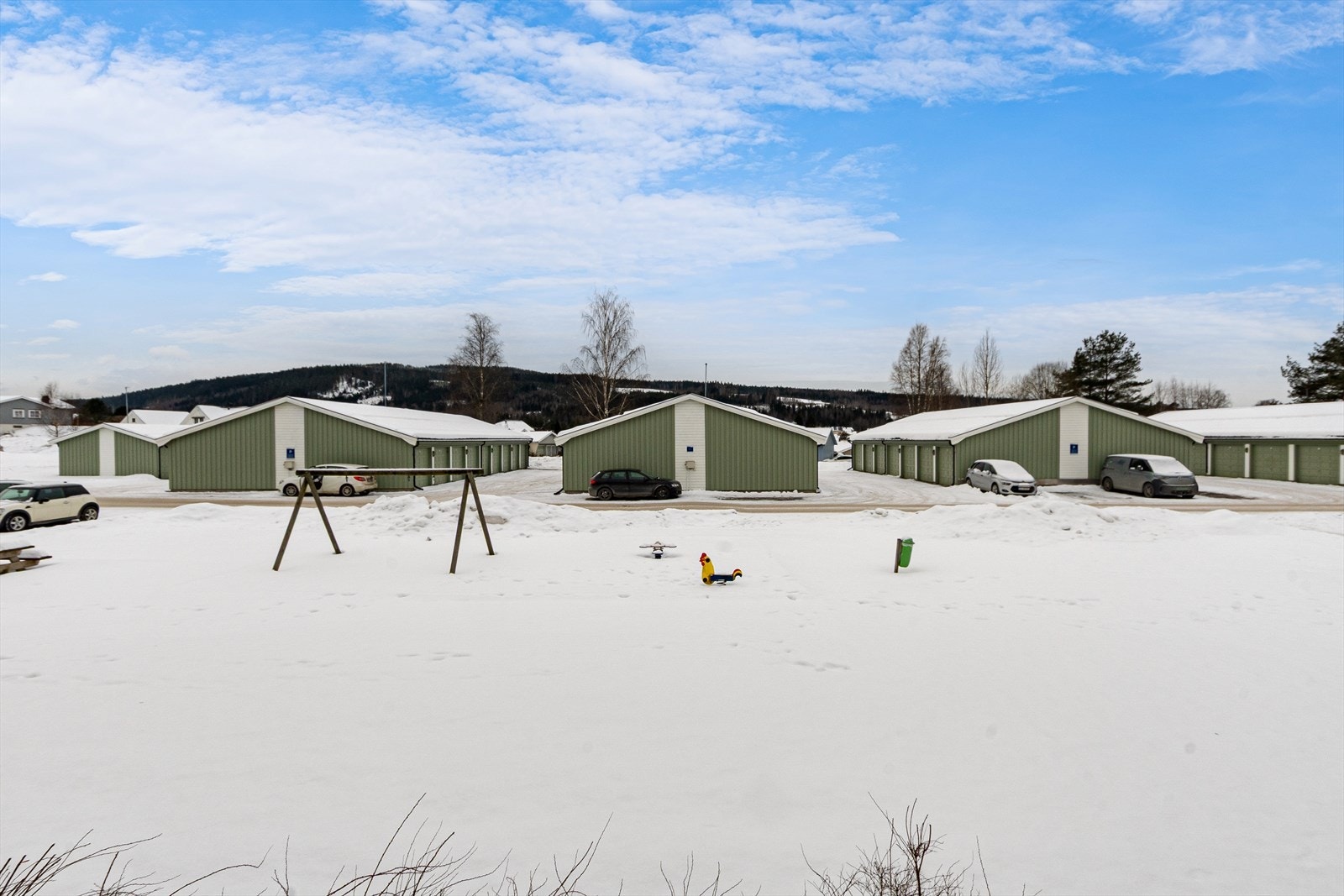 Utsyn fra balkongen. Her er det en liten lekeplass for barna og er et sosialt sted også for voksne. Galleribilde