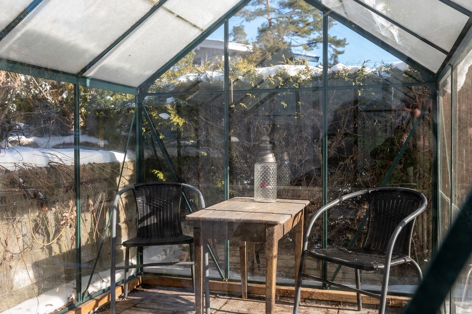 Litt lenger nede venter et drivhus, godt å ha som utestue under regnfulle dager, eller som hjem for tomatplantene hvis du har grønne fingre. Galleribilde