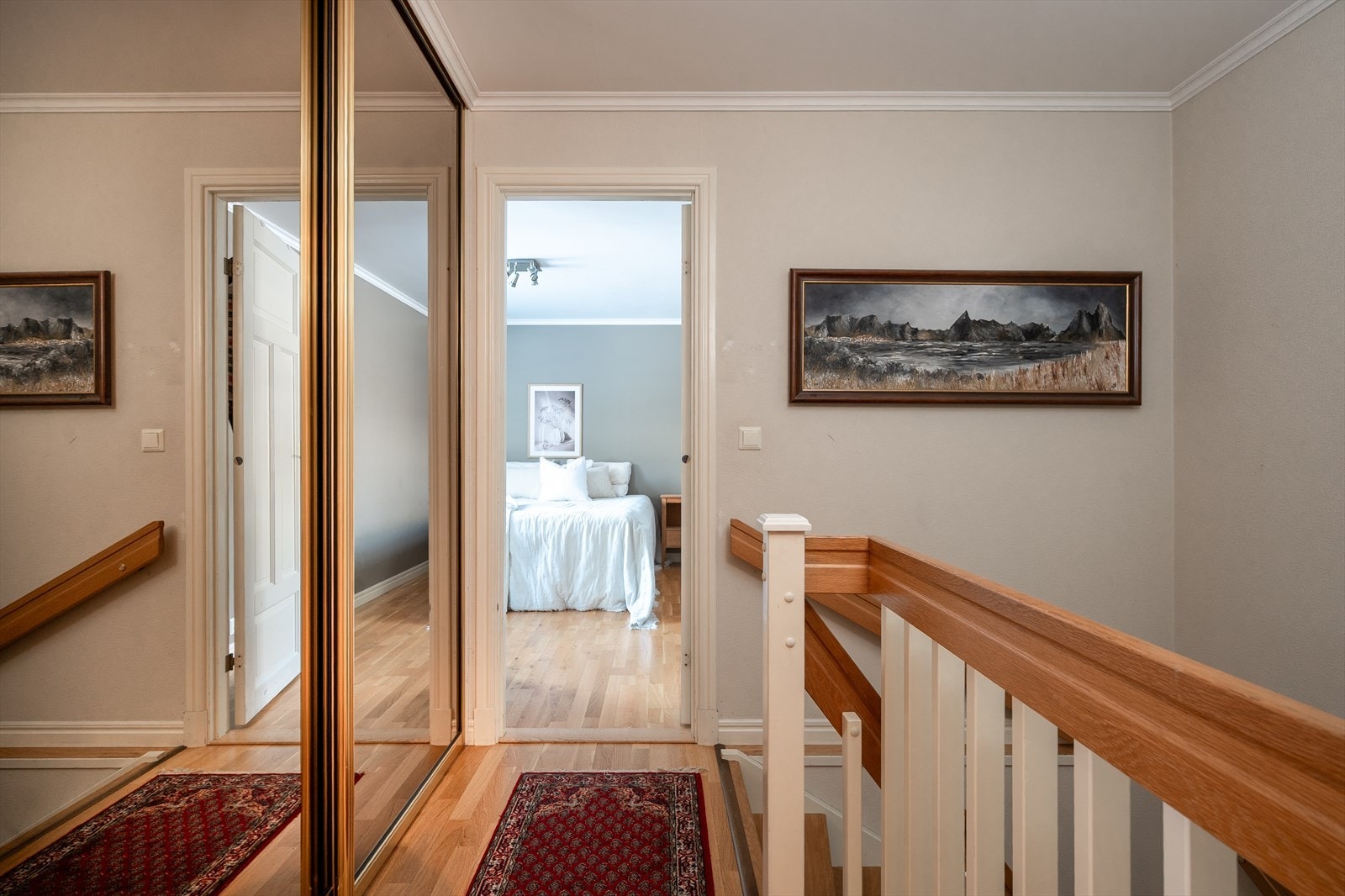 Trappen tar deg ned. Der finnes kontor og inn i garasjen. Dette er en utmerket vei inn, når du har parkert bilen. Hele underetasjen har, i likhet med førsteetasje, vannbåren varme. Galleribilde