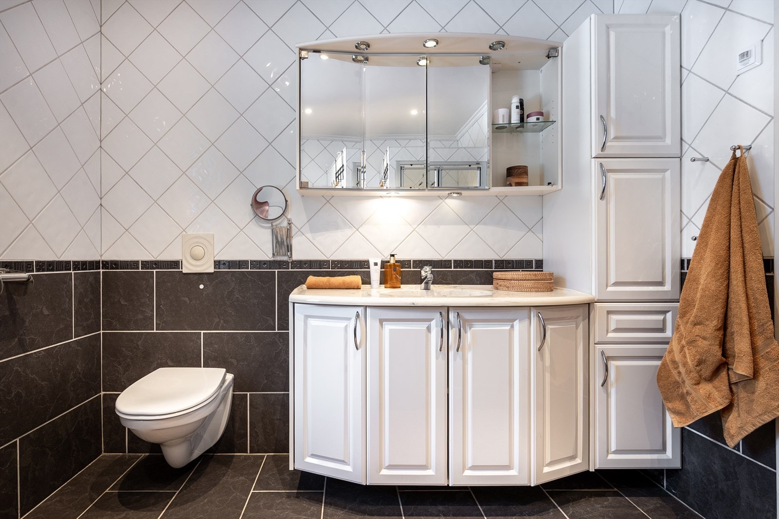 Badet er klassisk og rent med mørkt på gulvet opp til brystningen, og deretter hvitt. Du merker straks at det er et kvalitetsrom- bygd for å vare. Galleribilde
