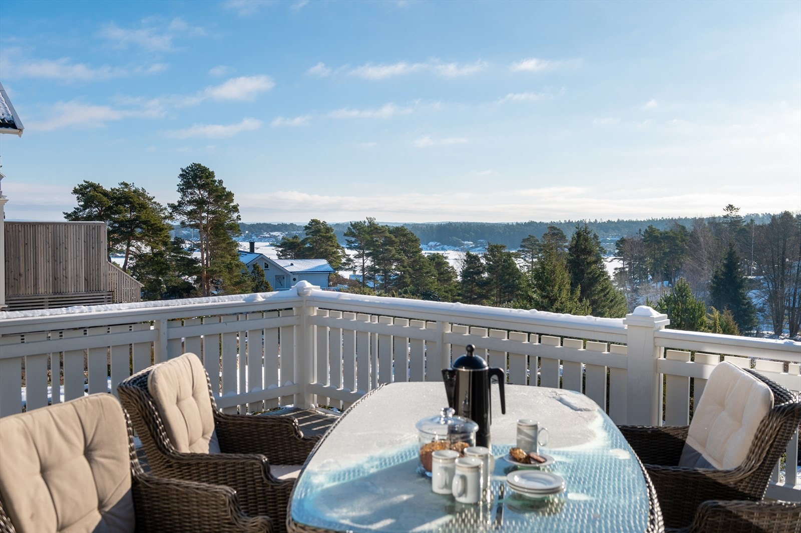 På tvers utfra første etasje løper en bred terrasse, godt hevet over hagen. Her kan du tilbringe utallige sommertider og kvelder. Med sjøen liggende rett nedenfor, kjenner du saltvannslukten og hører de gode lydene fra skjærgården. Galleribilde