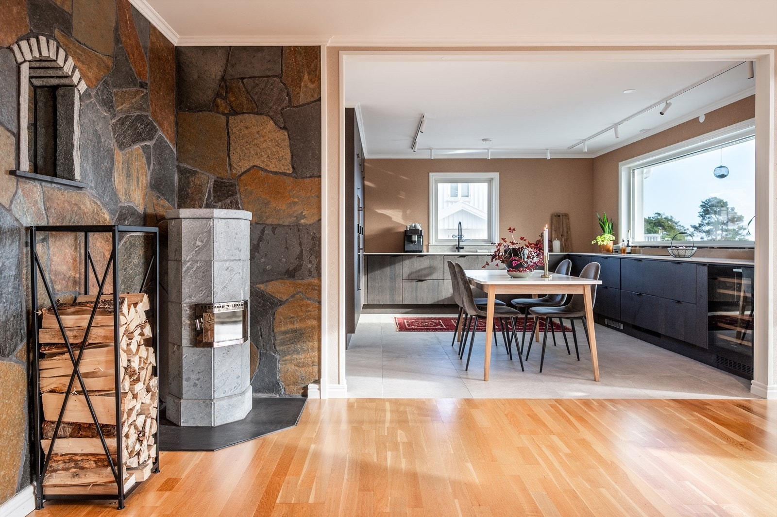 Kjøkkenet er så stort at spisestuen også finner god plass her. Galleribilde
