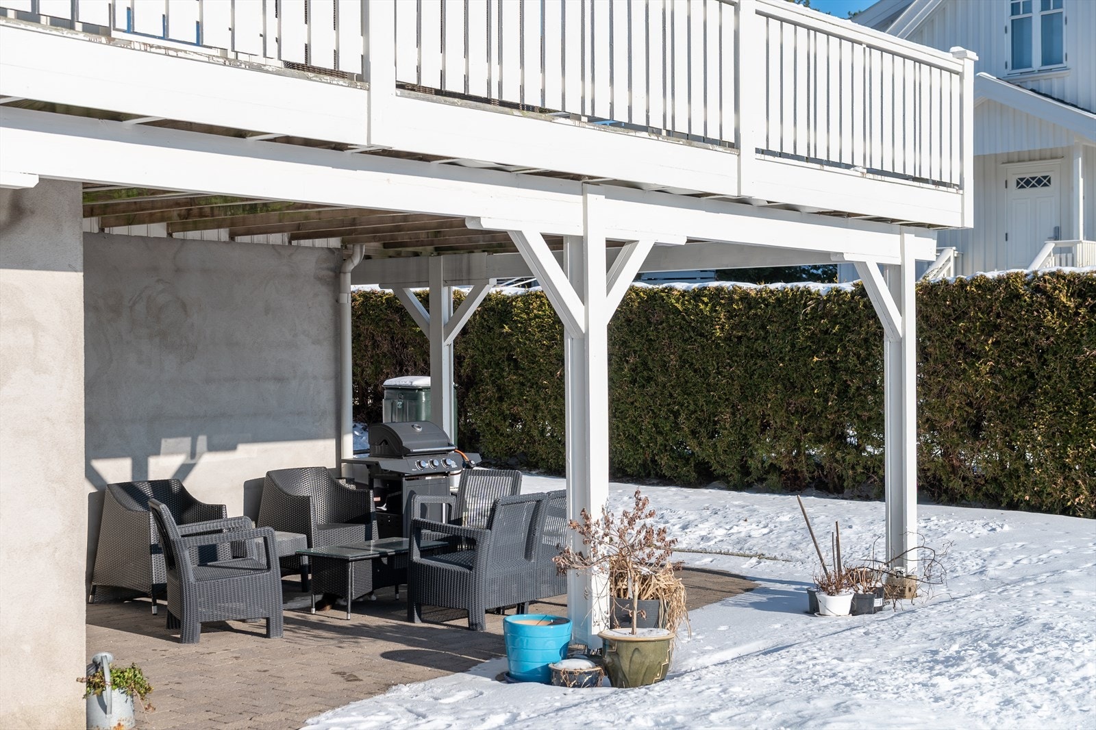 Under hovedboligens terrasse, finnes inngang til utleiedel på 71 kvm. Galleribilde
