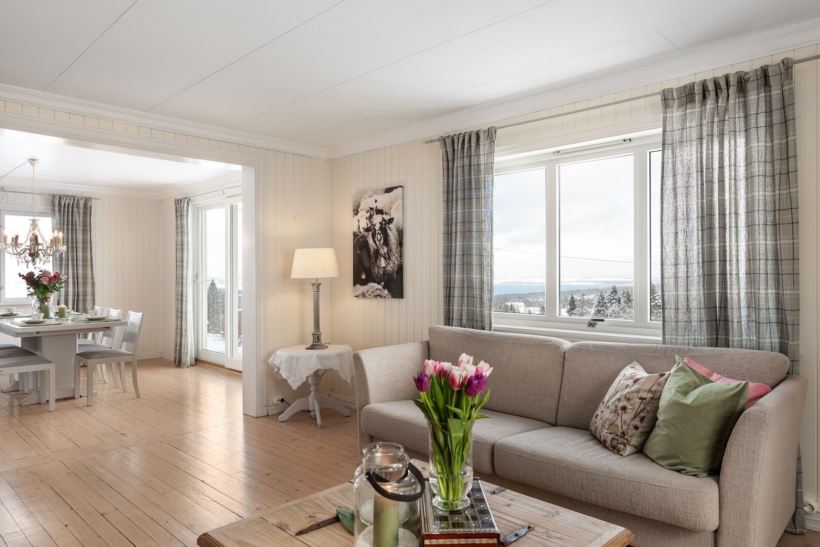 Godt med daglys inn fra vindusflater i flere himmelretninger. Galleribilde