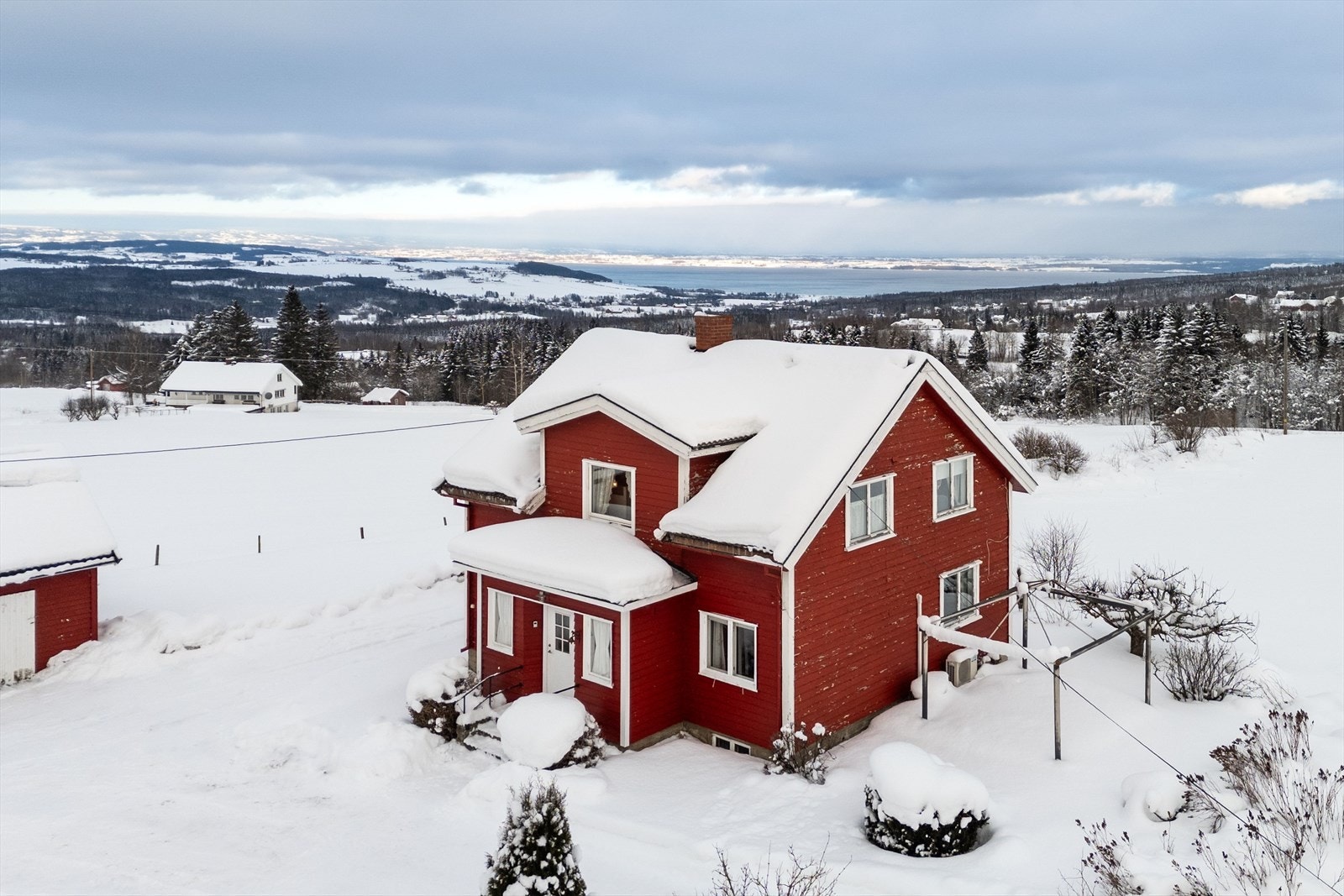Eiendommen ligger fint til på stor tomt med gode solforhold. Galleribilde