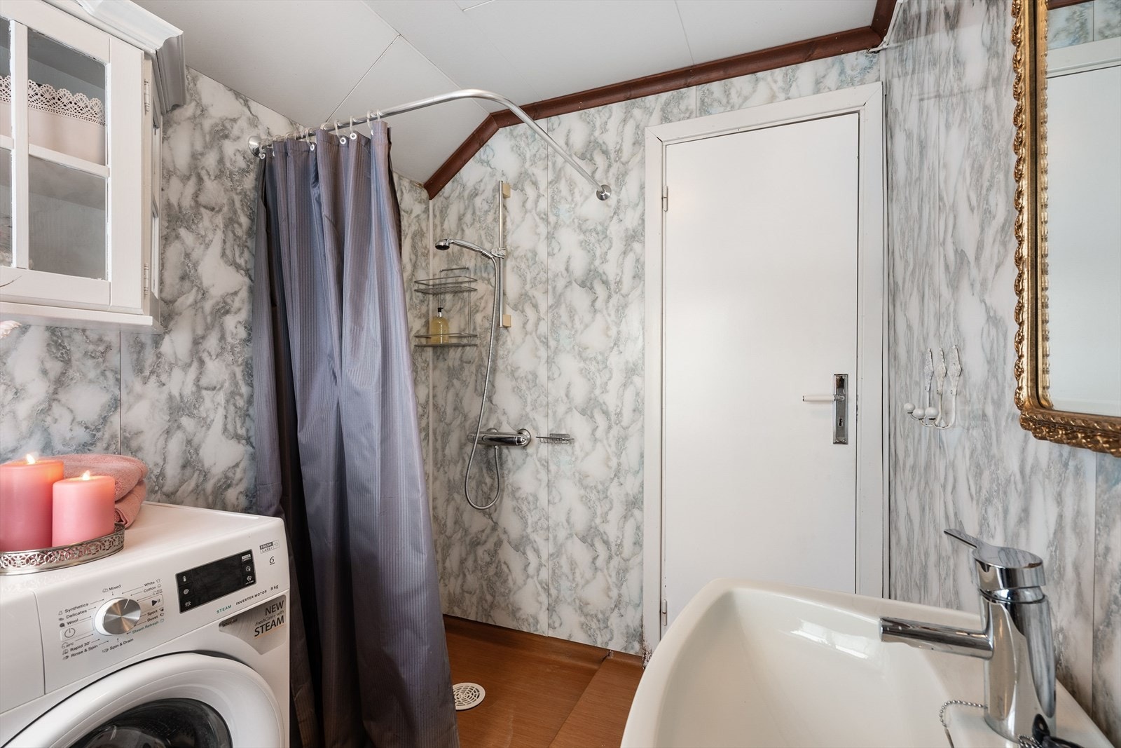 Bad i 2.etasje med opplegg for vaskemaskin. Galleribilde