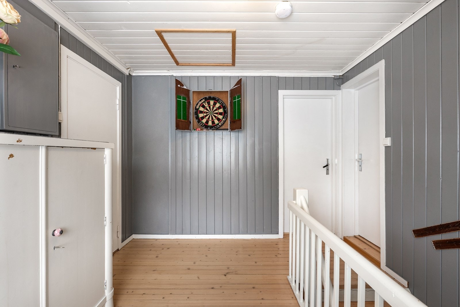 Mellomgang i 2.etasje. Også adkomst til loft via luke. Galleribilde