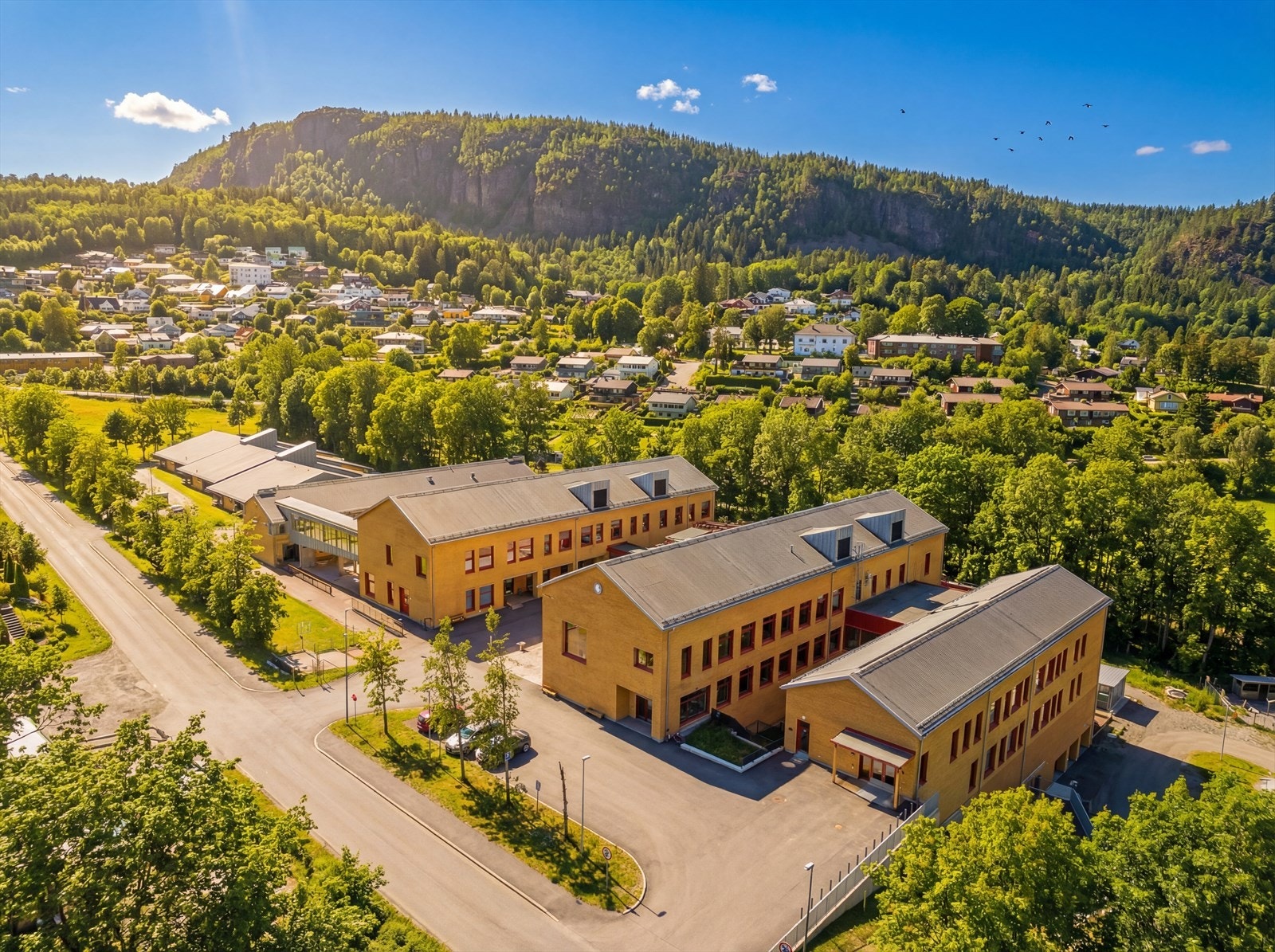 Eiendommen sokner til Hvalstad barneskole og Torstad ungdomsskole. Galleribilde
