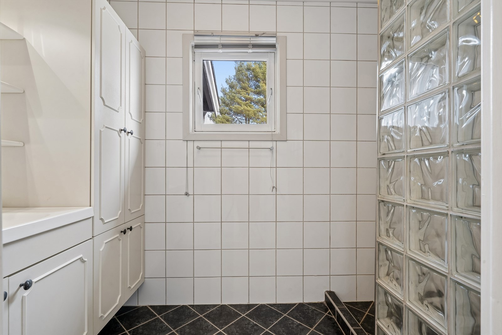 Innredningen består av servant med underskap, høyskap og speil med belysning. Galleribilde