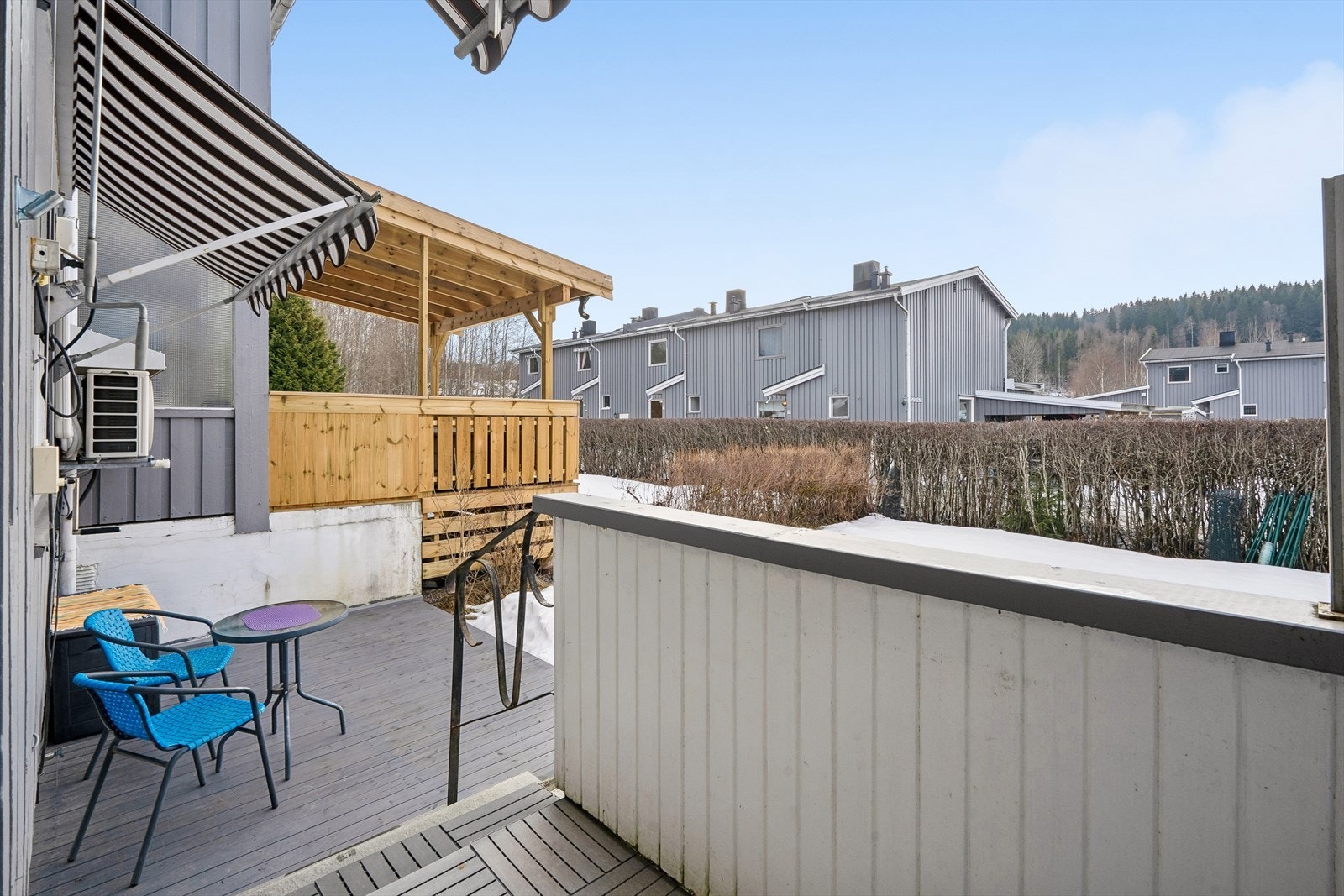 Fra terrassen fører en betongtrapp ned til hagen. Drenering og fuktsperre rundt boligen er fra 2018/2019. Galleribilde