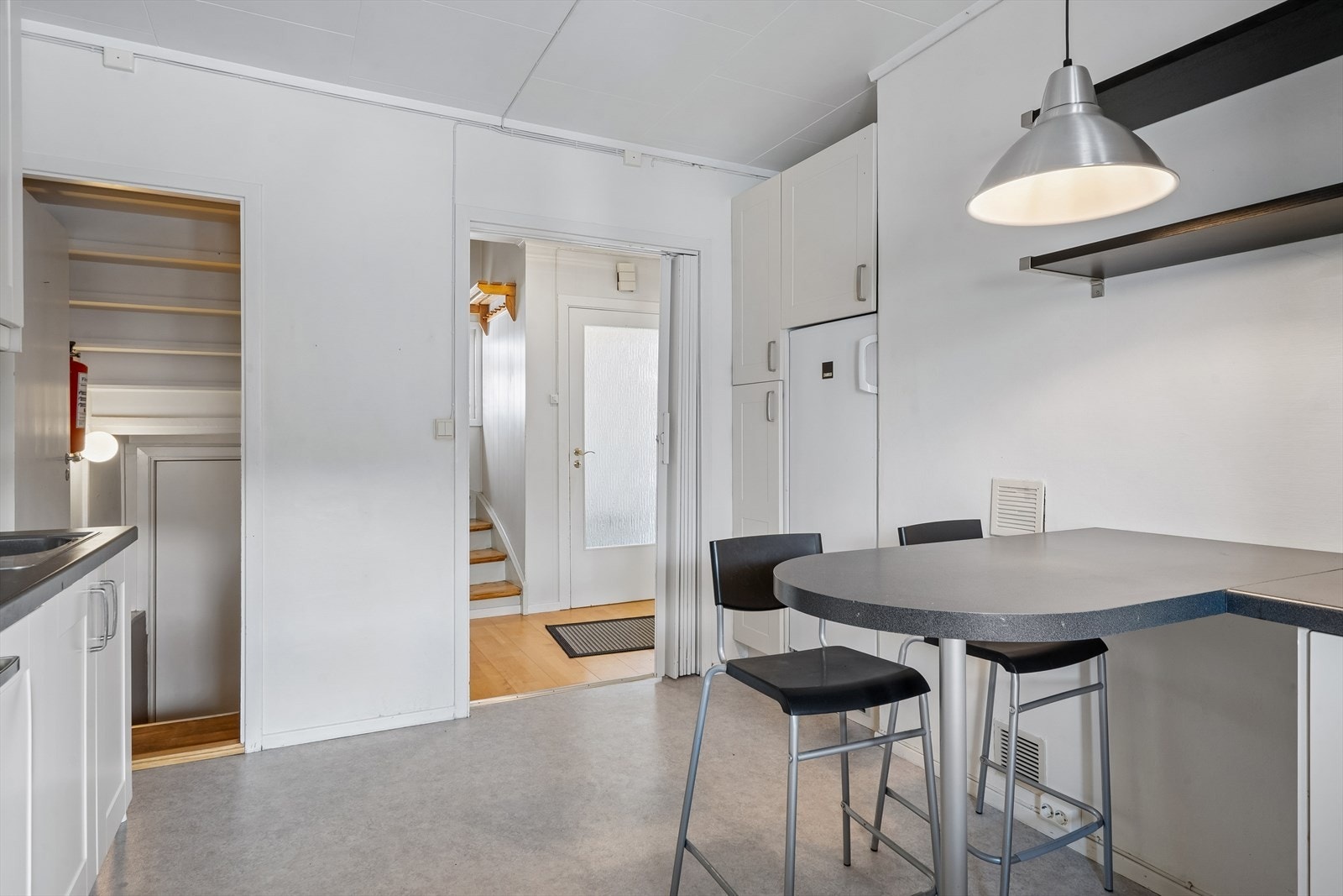 Fra kjøkkenet er det direkte utgang til terrassen og kjellernedgang. Kjøkkenvindu og terrassedør ble skiftet i 2016. Galleribilde