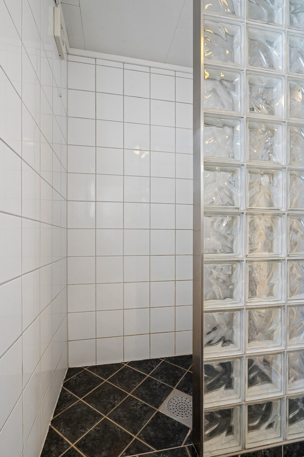 Dusjnisjen er praktisk avskjermet med en vegg i glassbyggerstein. Galleribilde