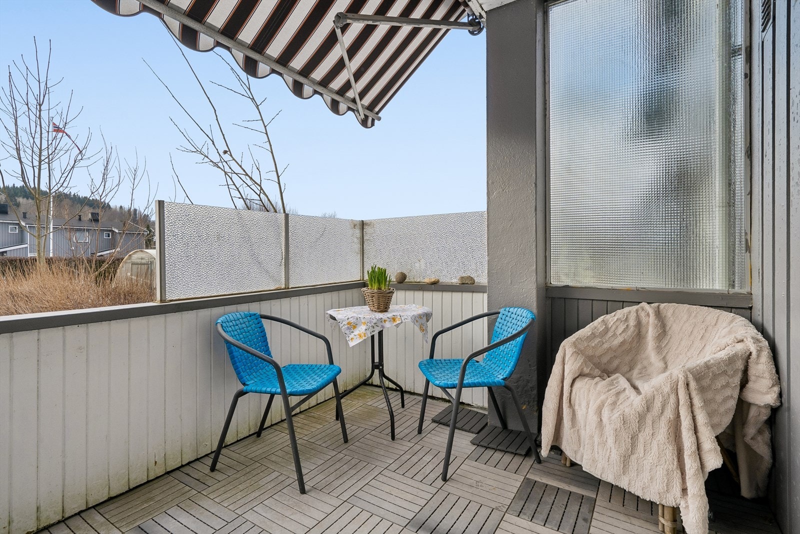 Vestvendt og delvis overbygget terrasse på 7 m² med utgang fra kjøkkenet og stuen. Galleribilde