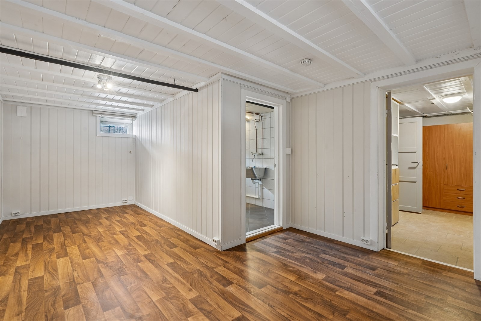 Innredet rom i kjelleren med MDF-panel på veggene. Rommet er ikke godkjent for varig opphold. Galleribilde