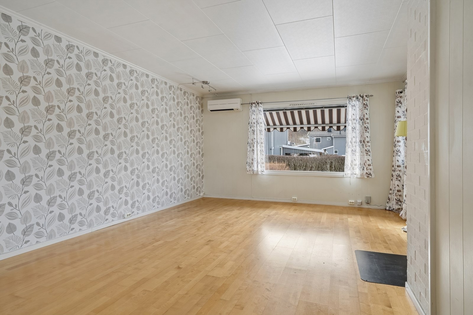 Stuevinduet slipper inn godt med lys og det er montert markiser på utsiden. Galleribilde
