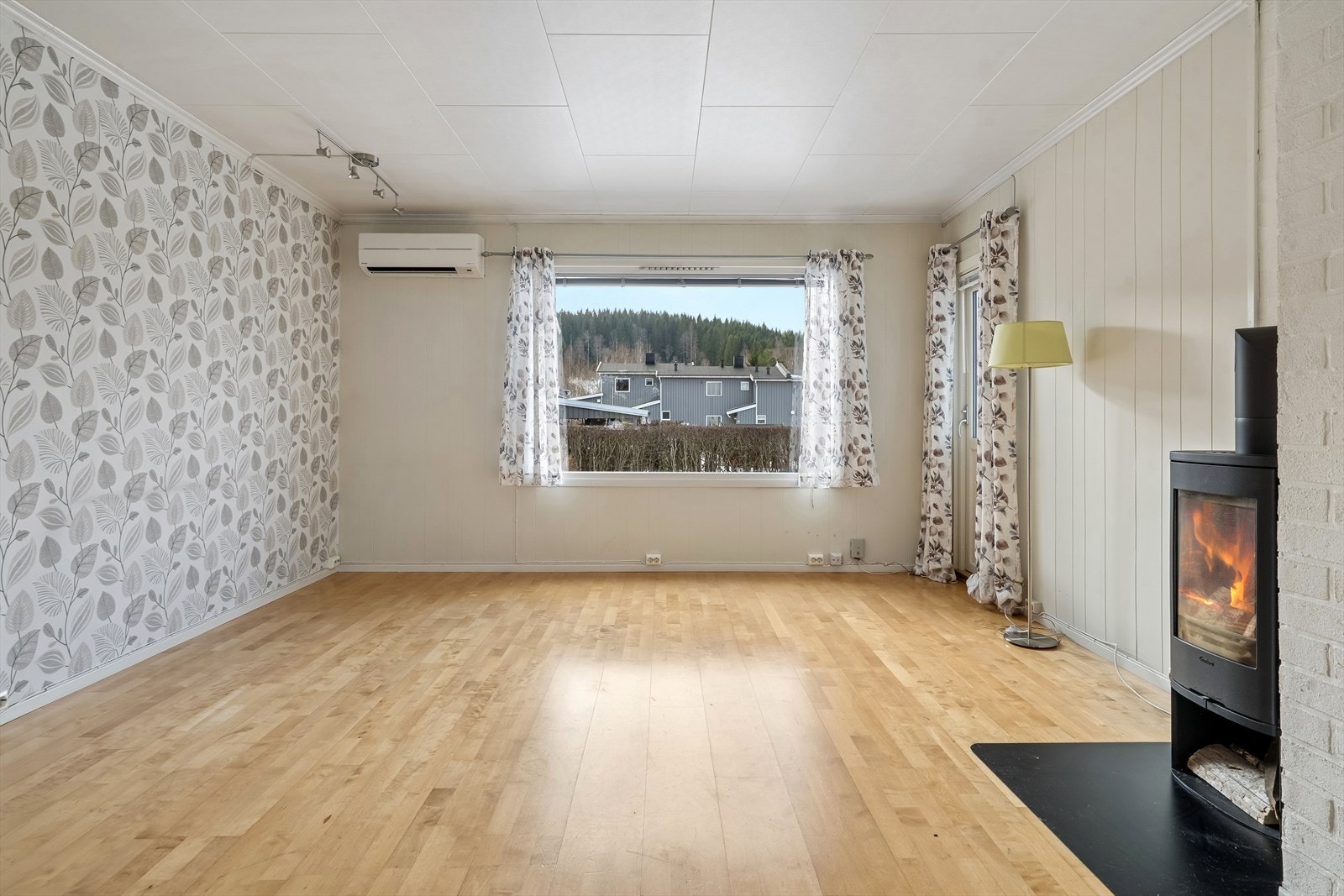 Stuen har parkett på gulvet og en varmepumpe fra 2014 som sørger for jevn temperatur. Galleribilde