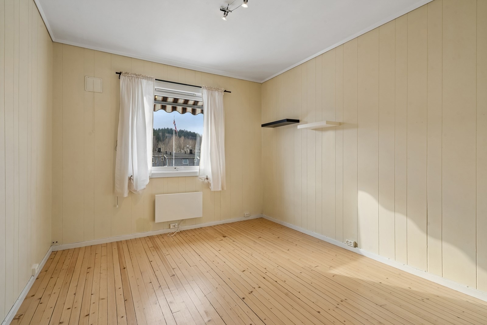 Hovedsoverommet har malt og lakkert heltregulv og god plass til dobbeltseng. Galleribilde