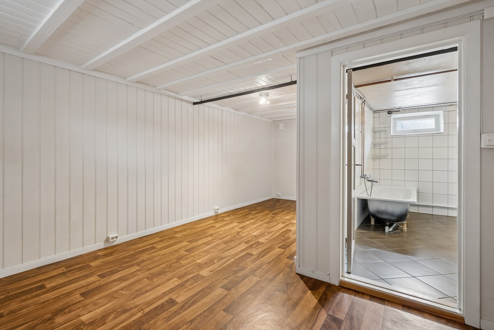 Fra det innredede rommet er det adkomst til vaskerommet. Galleribilde