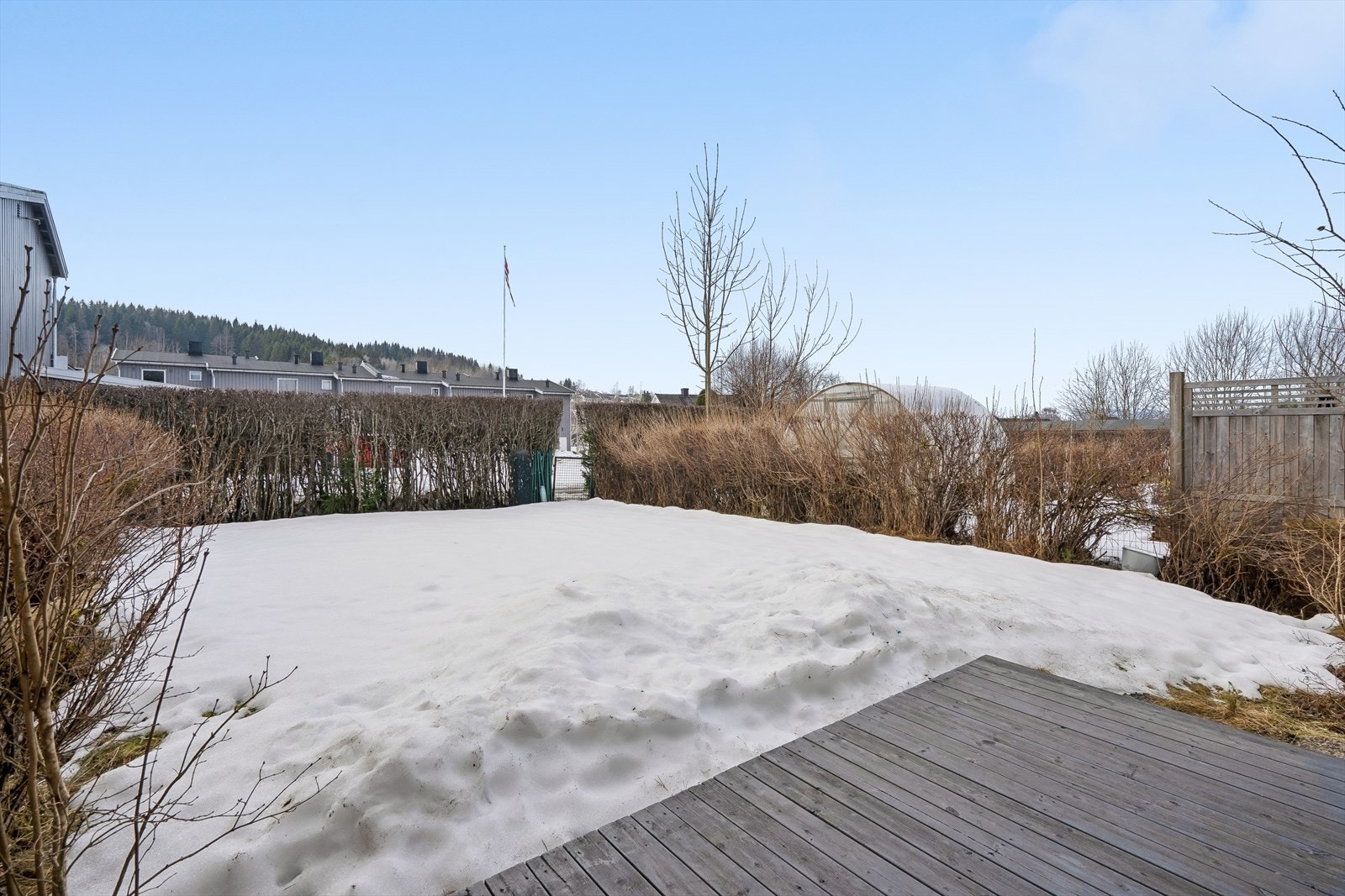 I hagen er det anlagt en platting på mark på 9 m², som utvider uteplassen. Galleribilde