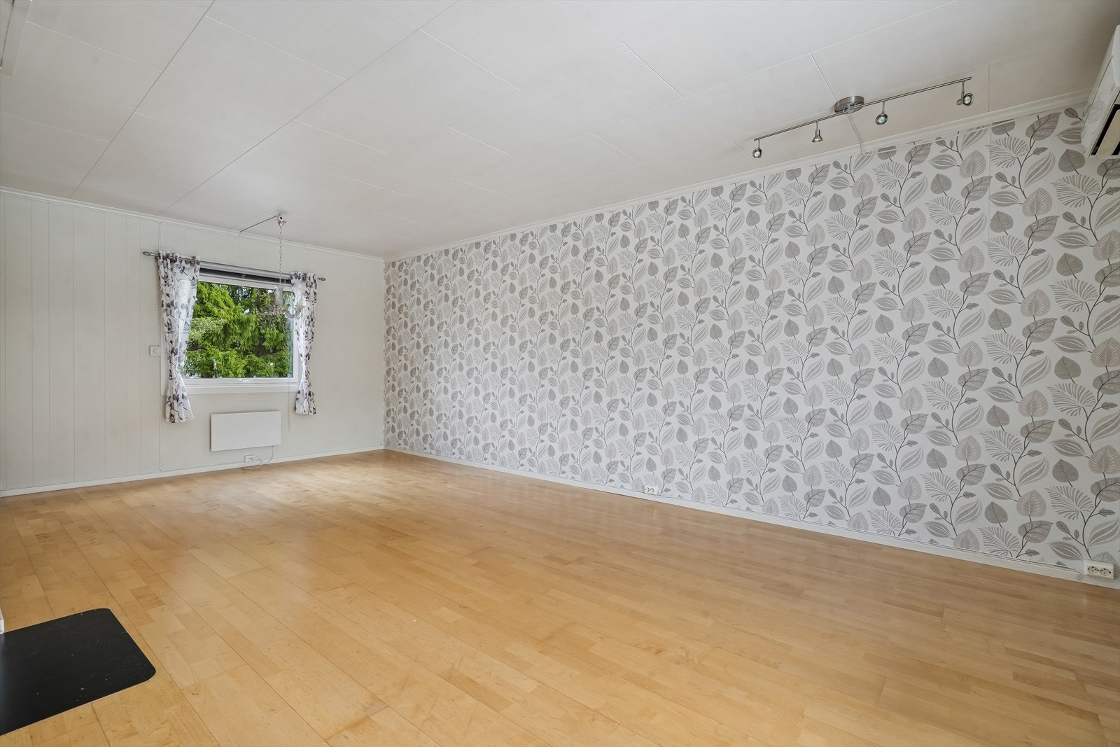 Stuen har gode møblerings muligheter. Galleribilde