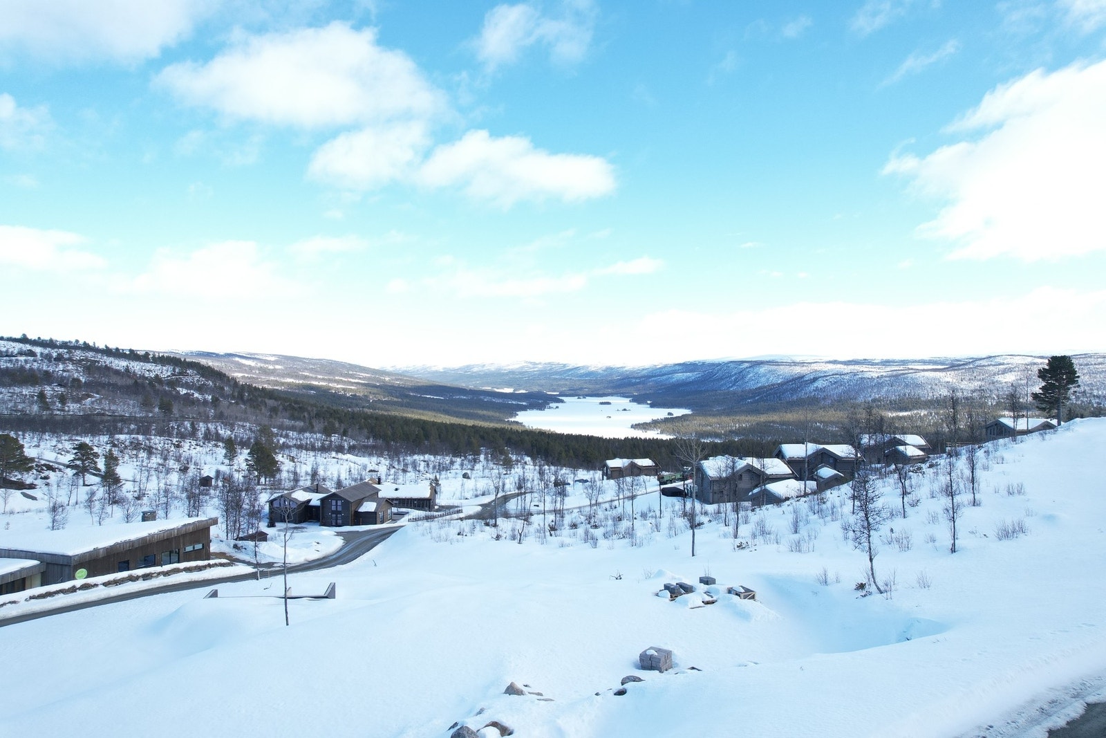 Hytten skal bygges på en tomt med nydelig beliggenhet i Kikut Sør, med utsikt mot Skurdalsvannet og fjellene rundt Galleribilde