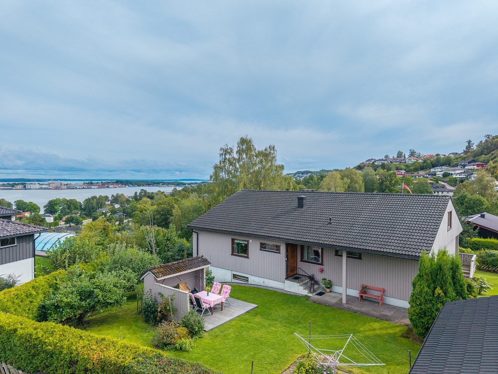 En innholdsrik enebolig på en unik hagetomt med nydelig sjøutsikt. Galleribilde