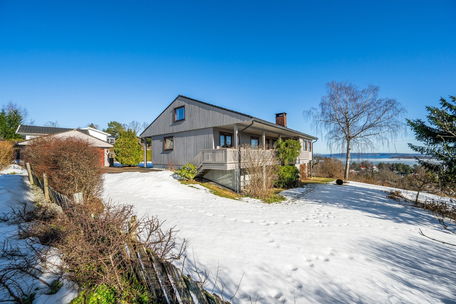 Eiendommen er inngjerdet med skigard rundt deler av tomten. Galleribilde