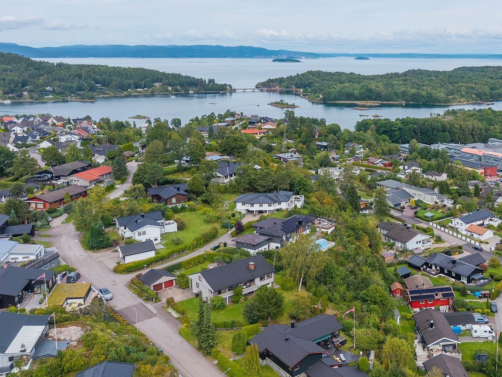 Eiendommen ligger høyt og fint med en aldeles nydelig hage med fjordutsikt. Galleribilde