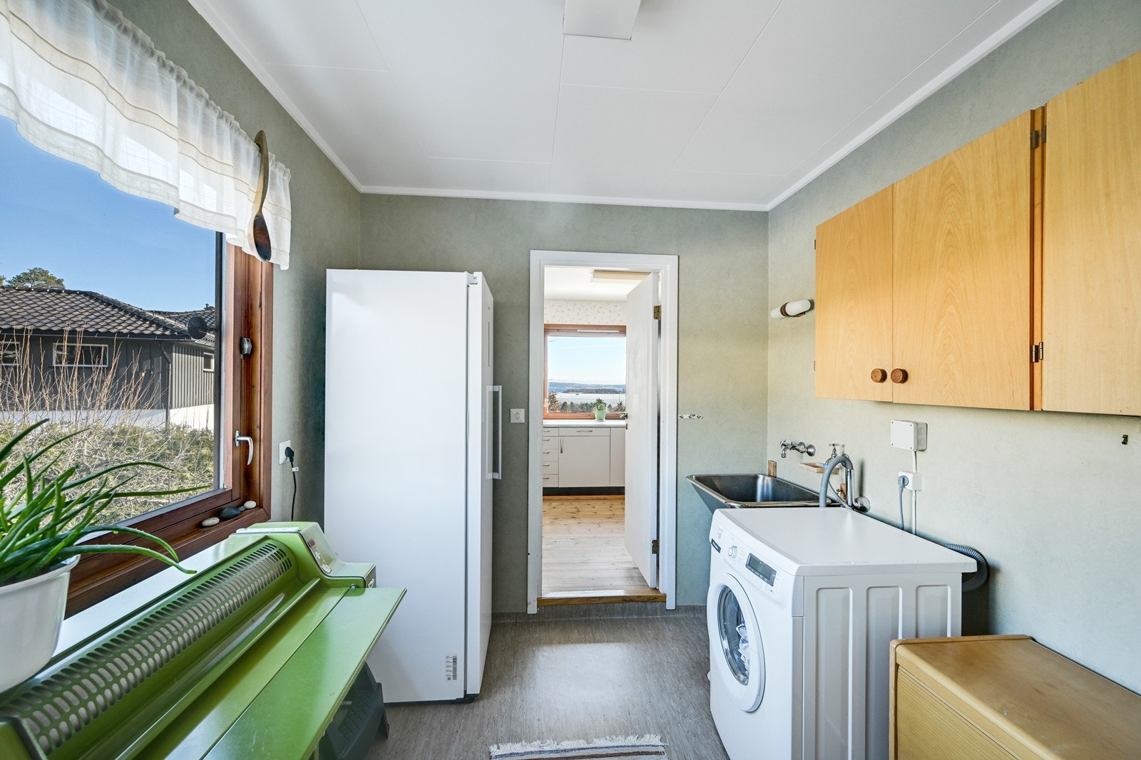 Vaskerom, praktisk plassert, med adkomst fra gang og kjøkken. Galleribilde