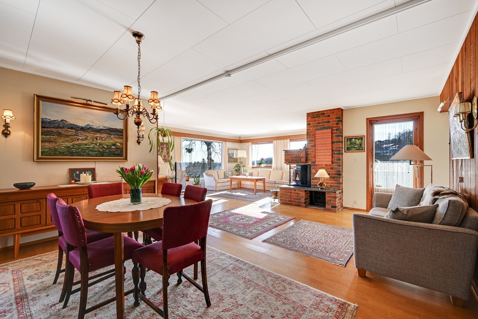 Spisestuen ligger praktisk plassert i direkte tilknytning til kjøkkenet. Galleribilde