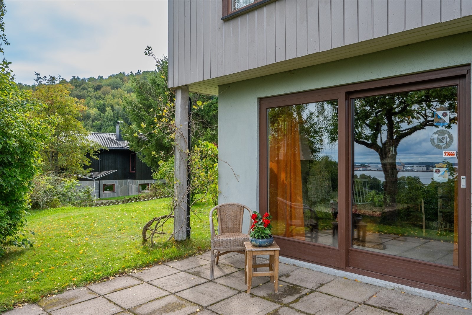 Koselig hellelagt uteplass med utgang fra kjellerstuen. Galleribilde