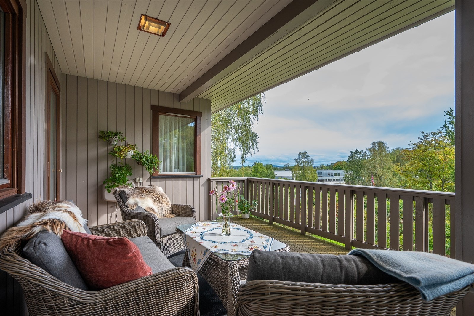 Verandaen er lun og solrik, og med fin utsikt til fjorden. Galleribilde