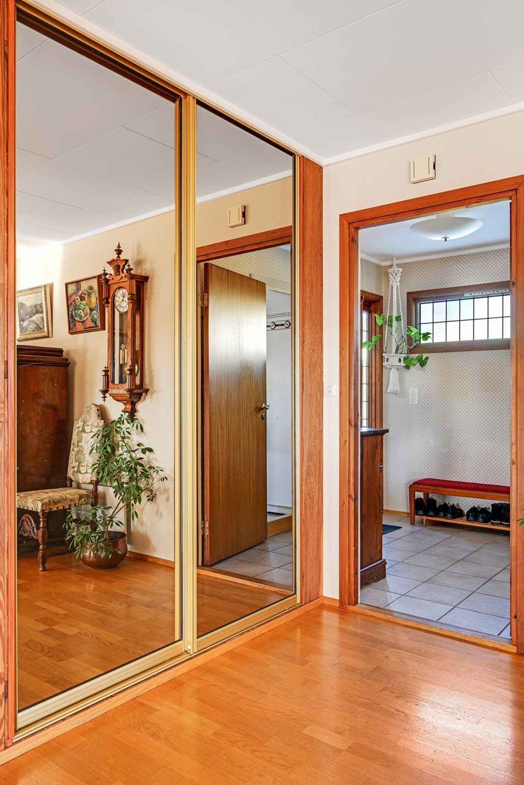 Skyvedørsgarderobe rett innenfor gangen. Galleribilde