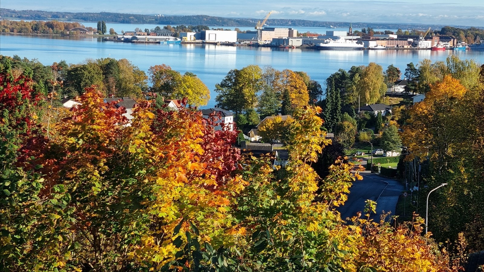 Nydelig høstbilde med den vakre utsikten til Indre havn, Karljohansvern og Oslofjorden. Galleribilde