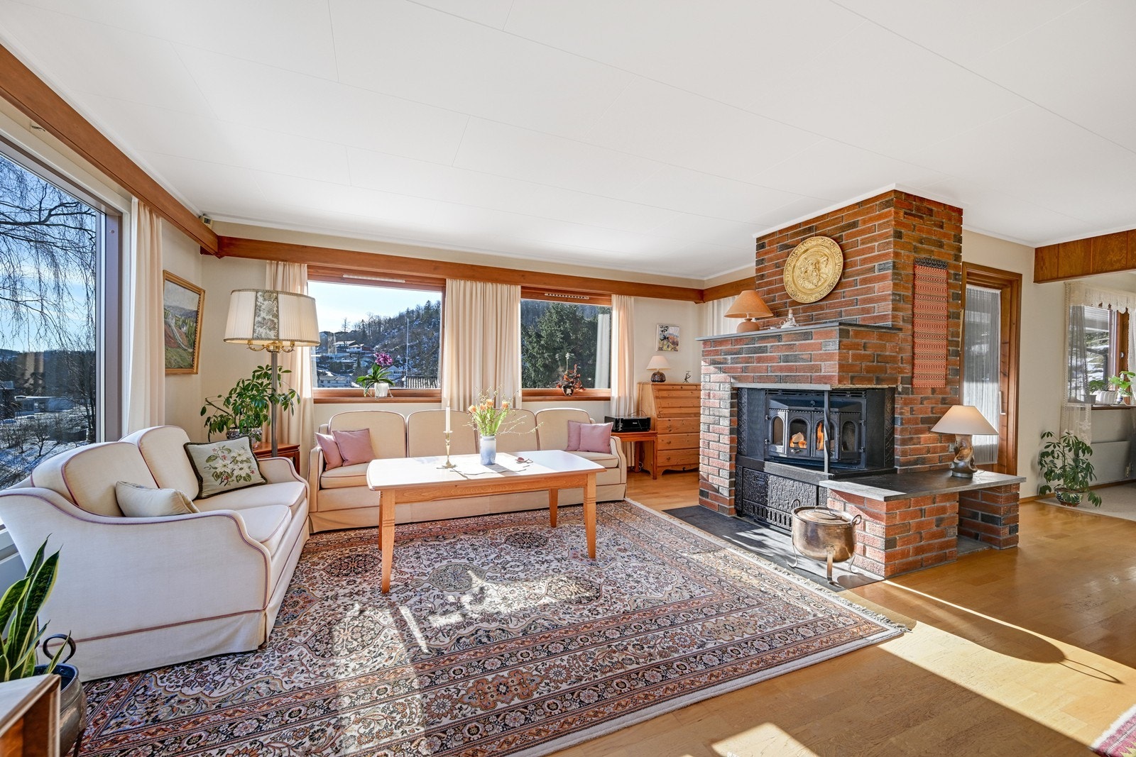 Den lyse og innbydende stuen byr på et godt areal og fleksible møbleringsmuligheter. Galleribilde