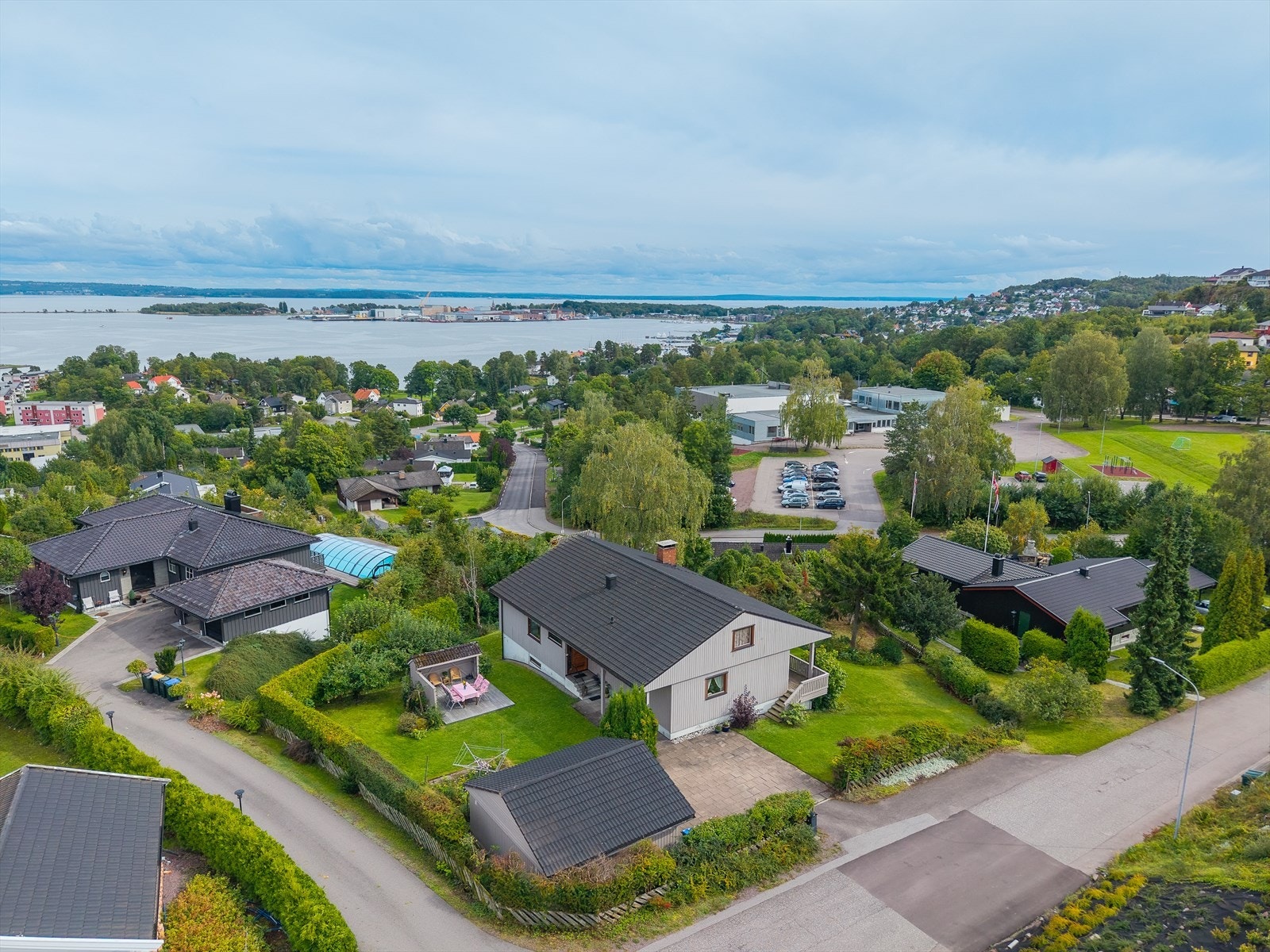 Velkommen til Lindestien 4 - En eiendom for hageentusiasten. Foto: Kristian Bollæren Galleribilde