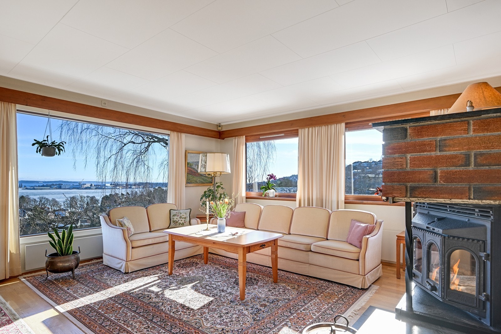 Stuen med utsikten du kan nyte sommer som vinter. Galleribilde