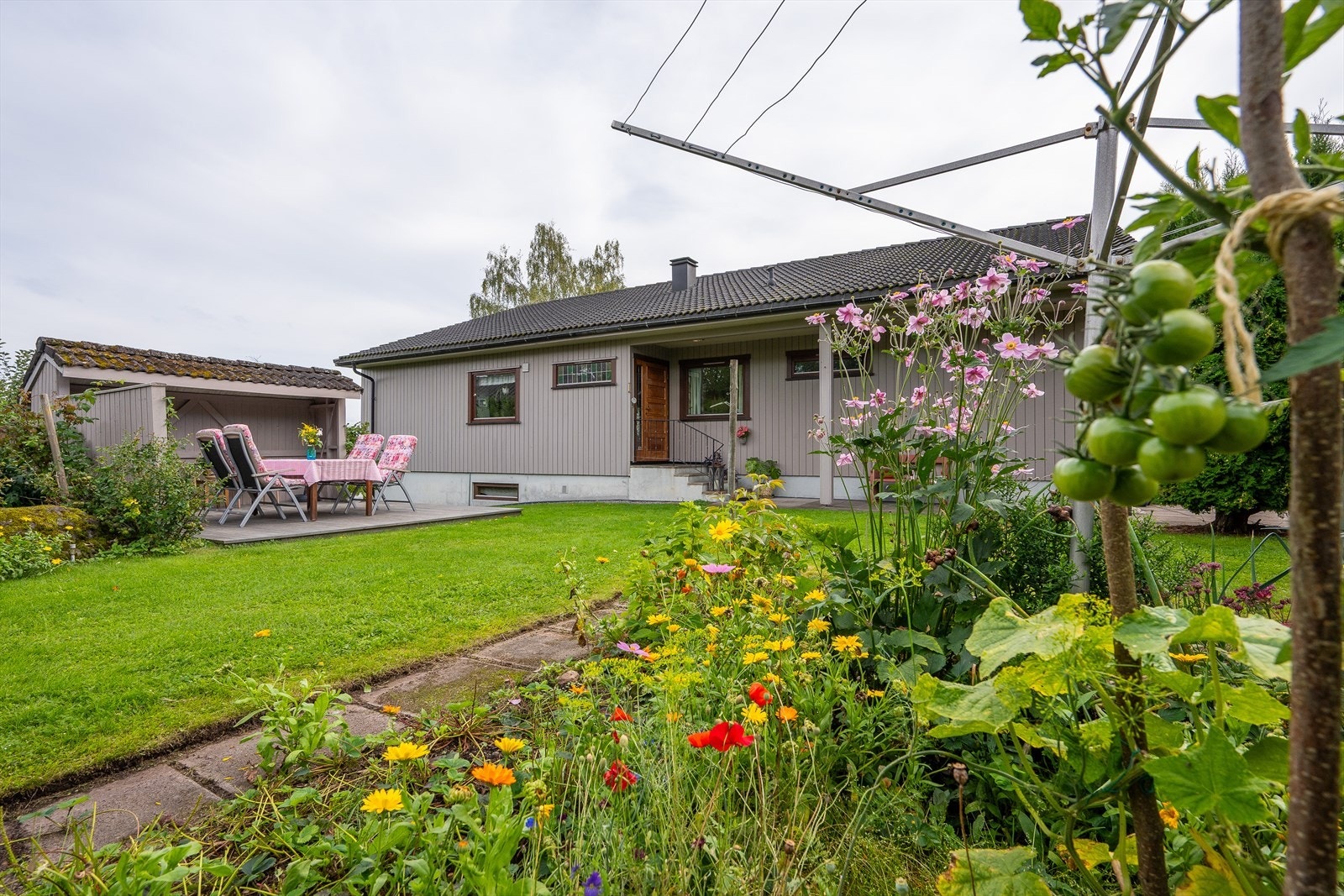 Grønnsakshagen åpner for muligheten til å dyrke egne råvarer rett utenfor døren. Galleribilde