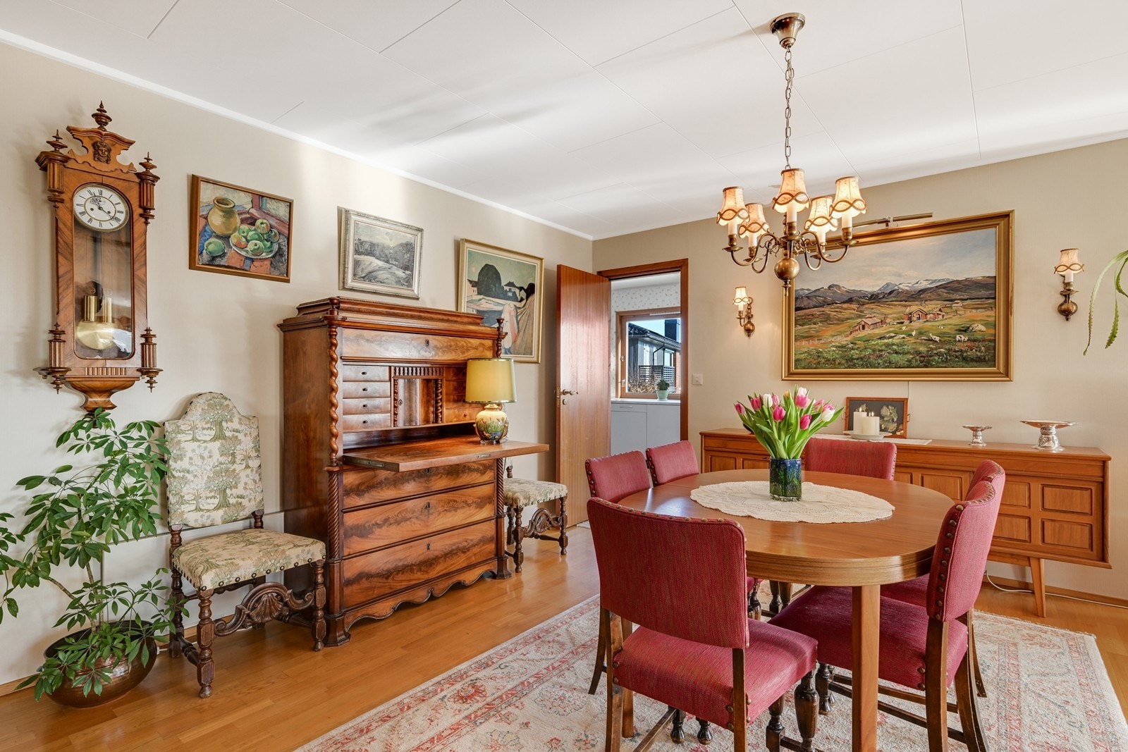 Spisestuen med inngang til kjøkken. Galleribilde