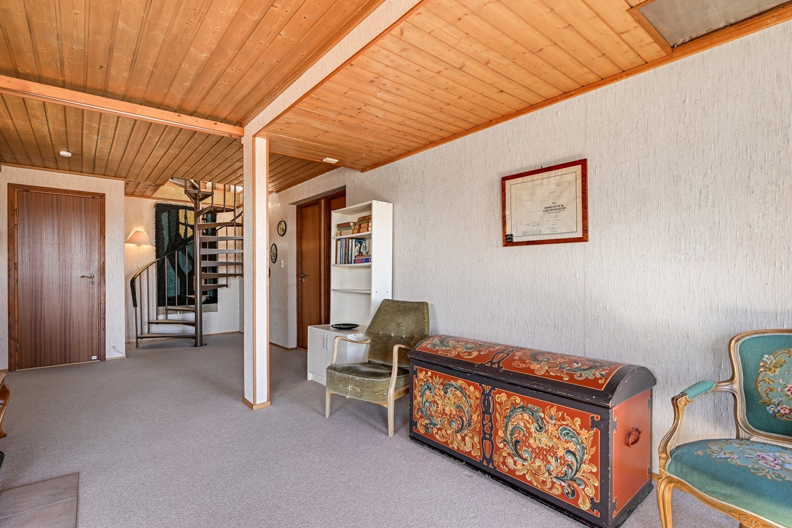 Her kommer vindeltrappen ned i kjellerstuen. Galleribilde