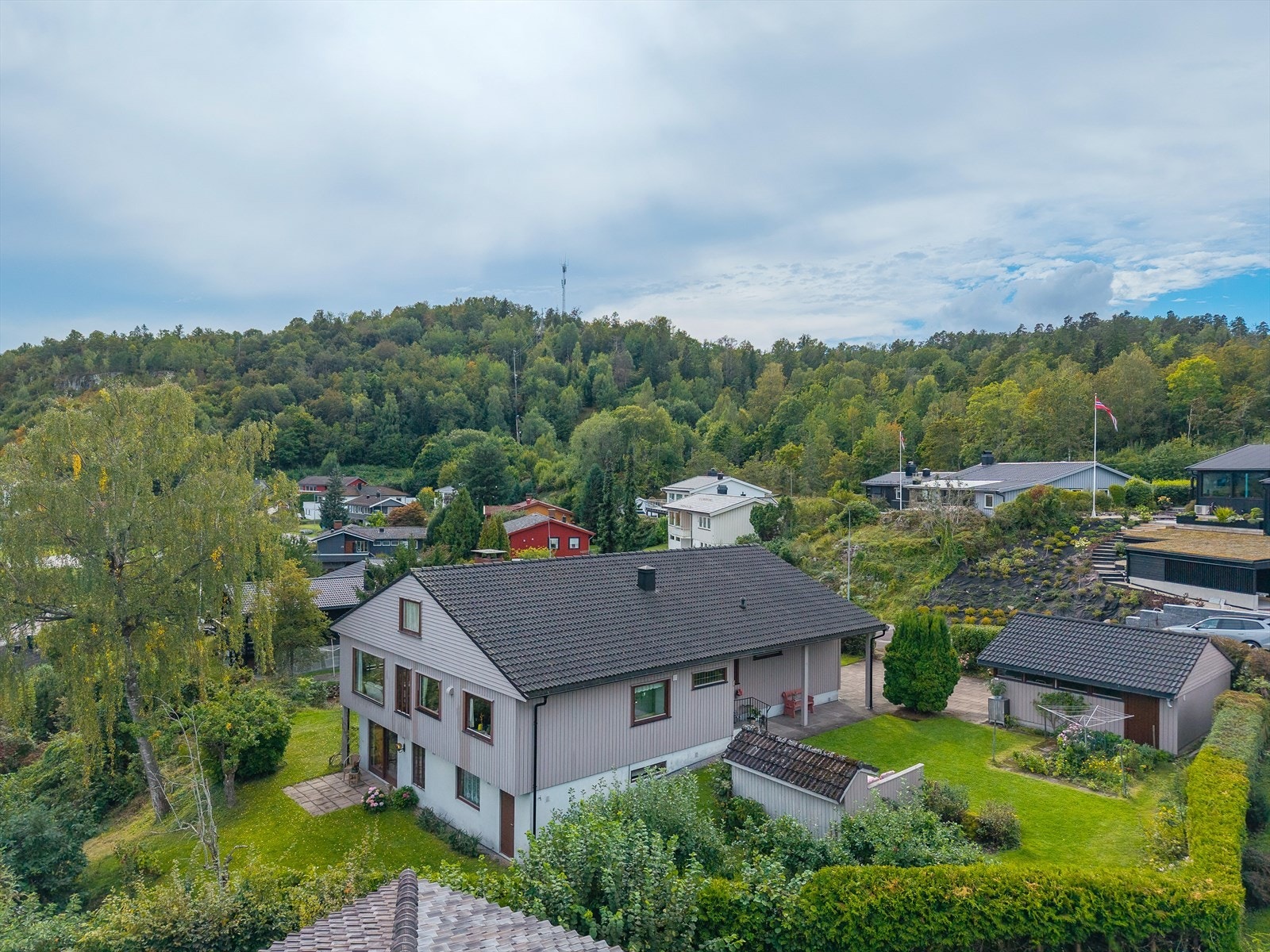 På denne store, solrike selveiertomten ligger alt til rette for den som drømmer om et levende og frodig uterom. Galleribilde