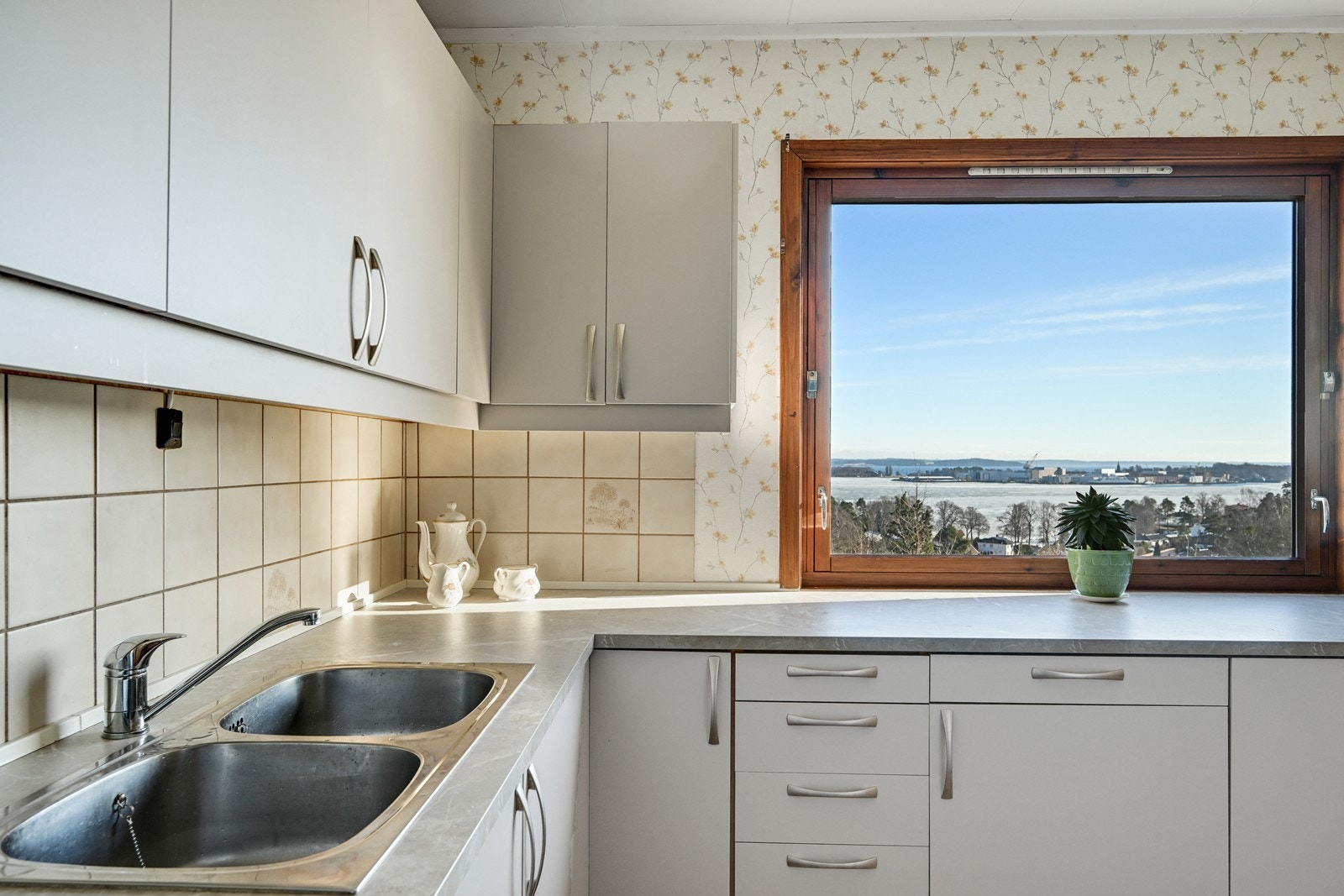 Det medfølger ventilator, komfyrvakt, komfyr og oppvaskmaskin. Galleribilde