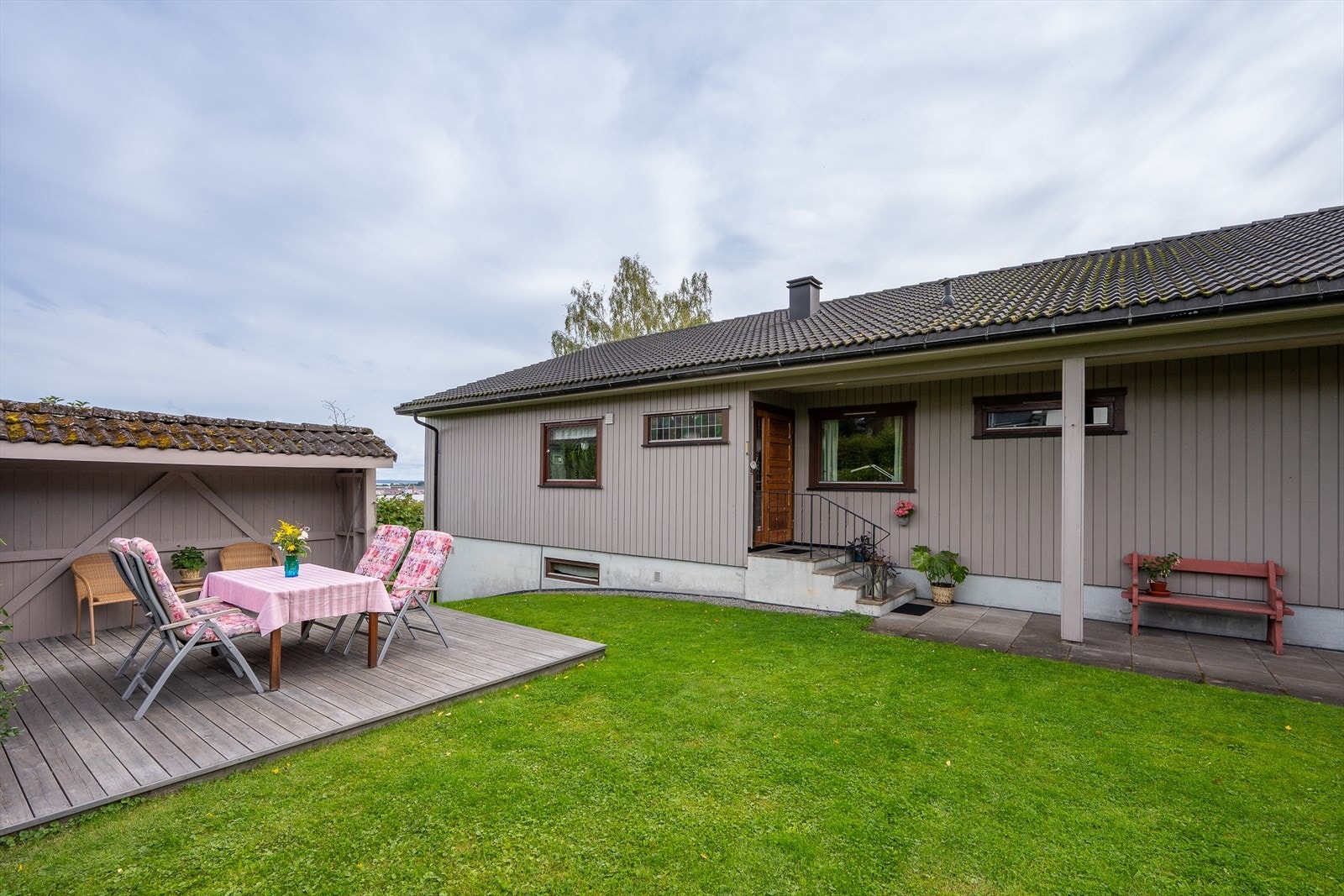 En lun og solrik uteplass hvor du kan nyte lange sommerkvelder. Galleribilde