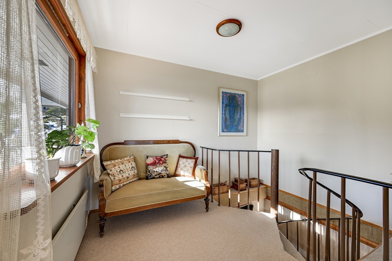 Stuedelen med vindeltrappen ned til u. etasjen. Galleribilde