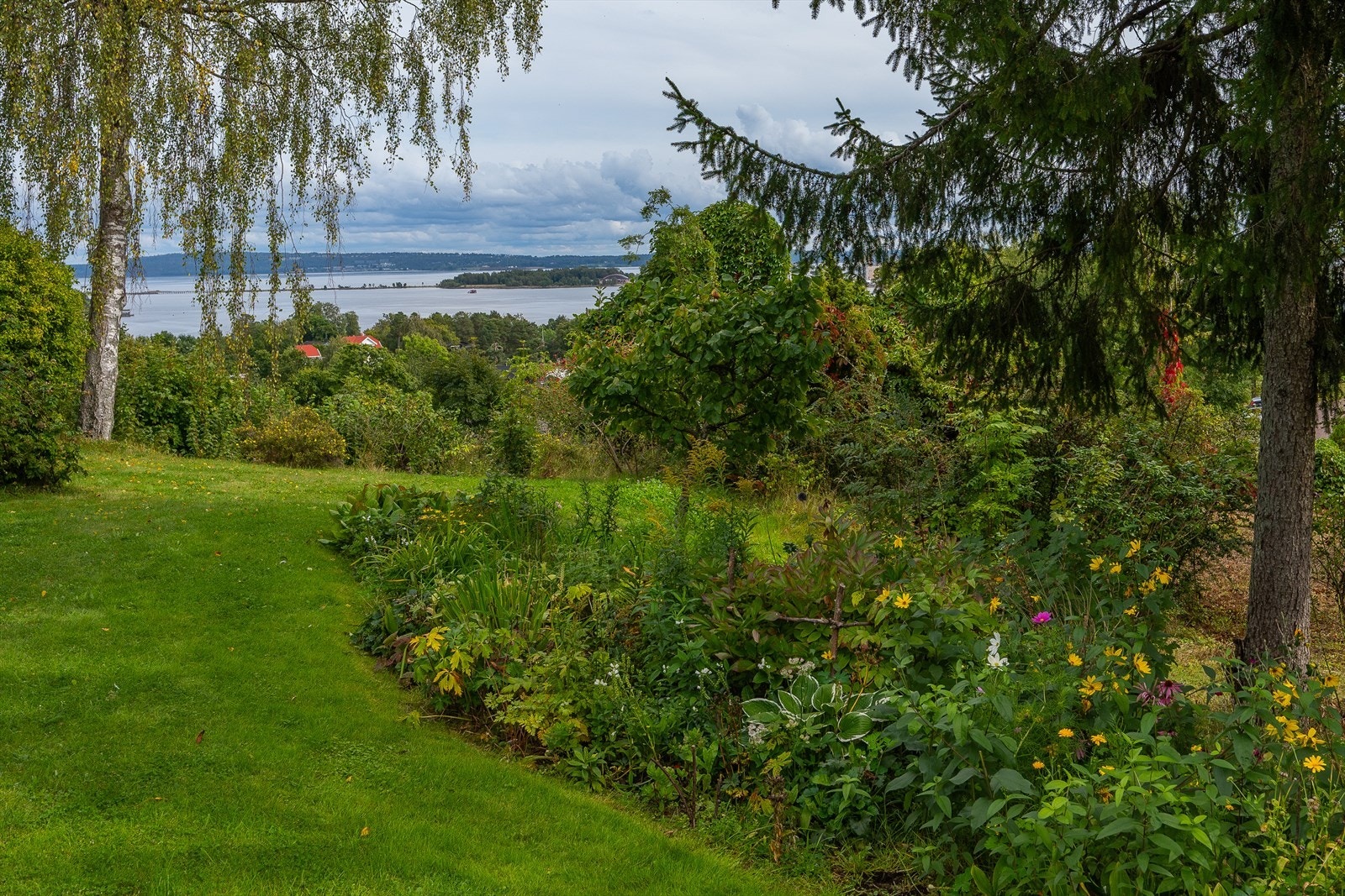 Et rikt utvalg av blomsterbed med stauder skaper fargeprakt fra tidlig vår til sen høst. Galleribilde