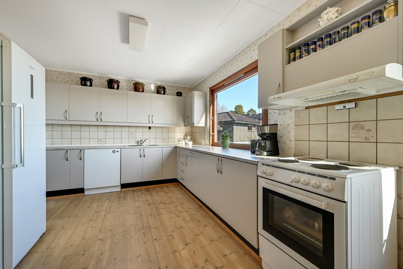 Opprinnelig innredning fra byggeåret ble fornyet med nye skapfronter og laminat benkeplate i 2025. Galleribilde