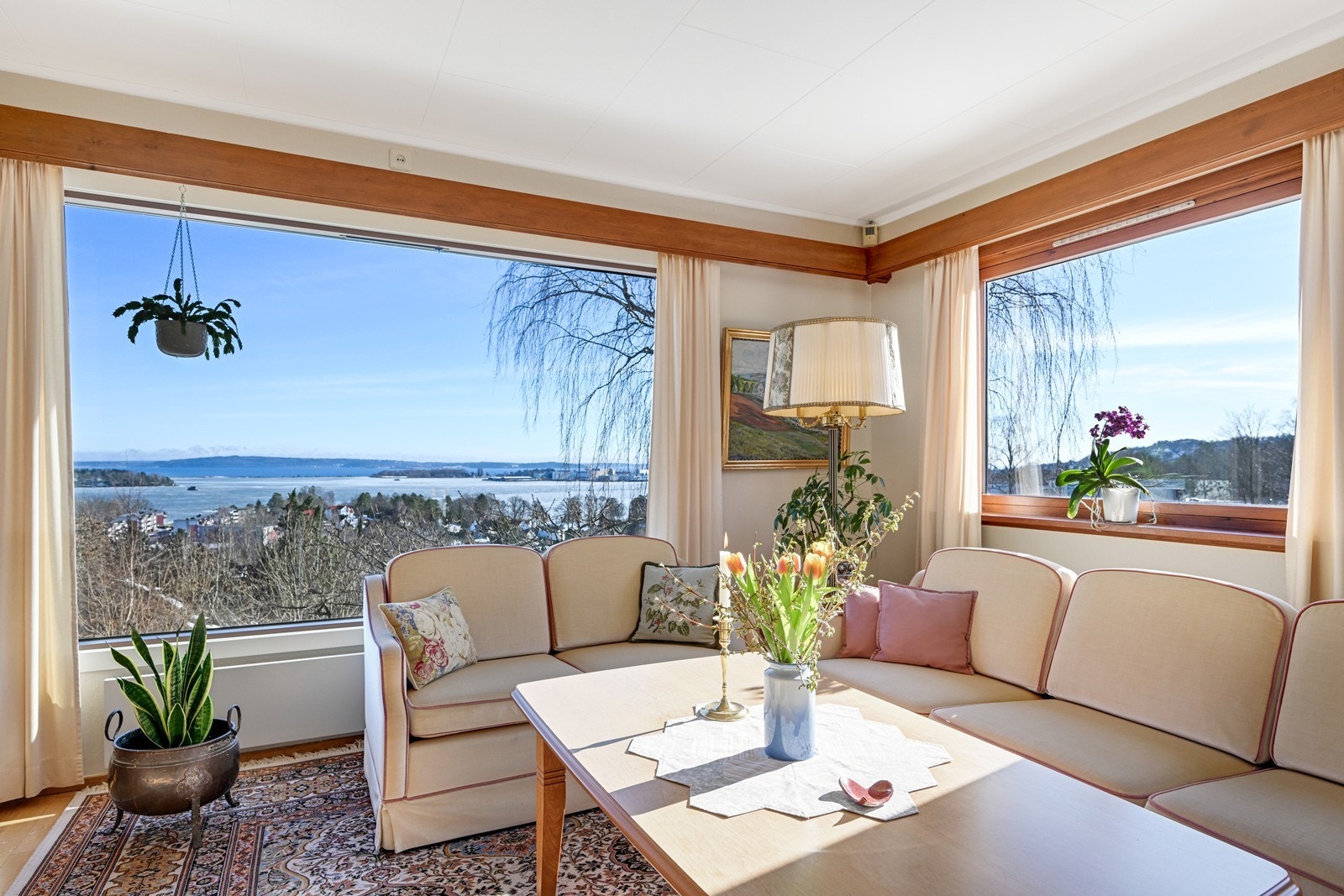 En stor og fin stue med generøse vindusflater som gir deg panoramautsikt mot fjorden. Galleribilde