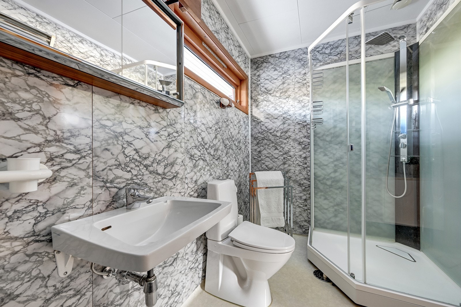 Bad i 1. etasje. Dusjkabinett og toalett ble fornyet i 2015. Galleribilde