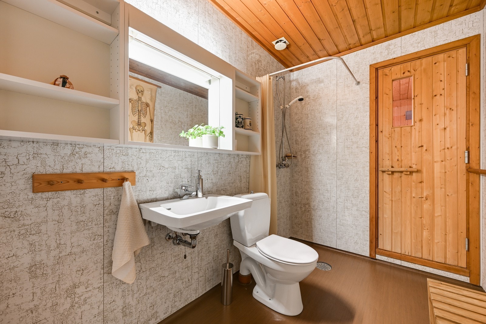 Romslig bad m/badstue i u. etasjen. Galleribilde